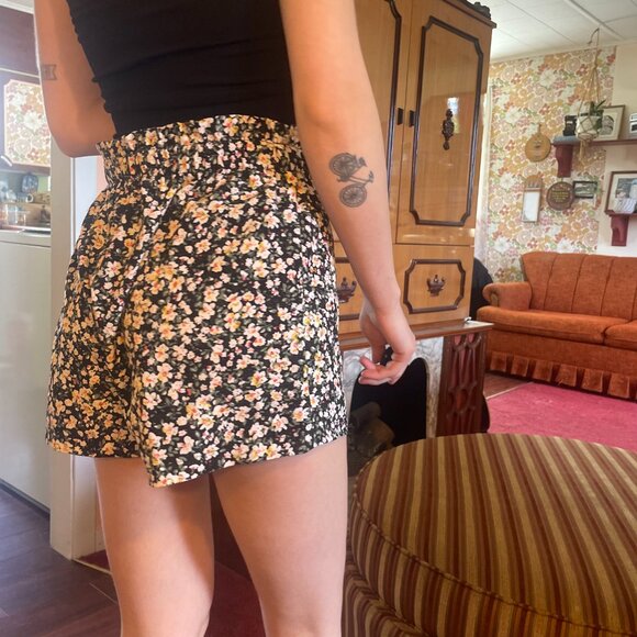 Black high sinched waisted floral print shorts! - Picture 7 of 16